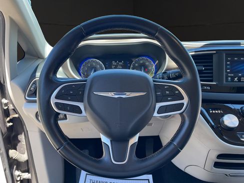 Used 2018 Chrysler Pacifica Touring-L FWD image 10