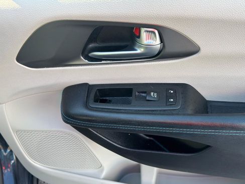 Used 2021 Chrysler Pacifica Touring-L FWD image 34