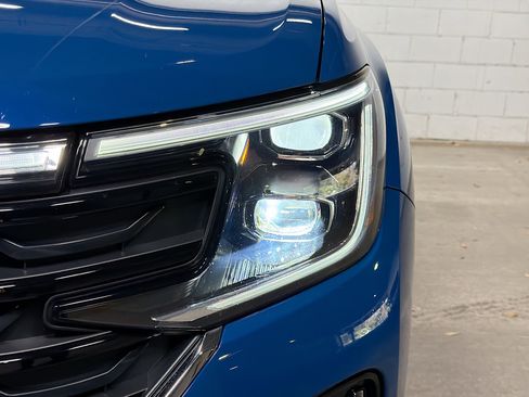 Used 2025 Volkswagen Atlas Cross Sport SEL Premium R-Line image 10