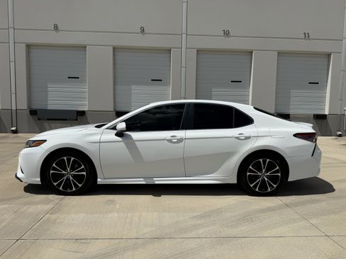 Used 2018 Toyota Camry SE FWD image 4