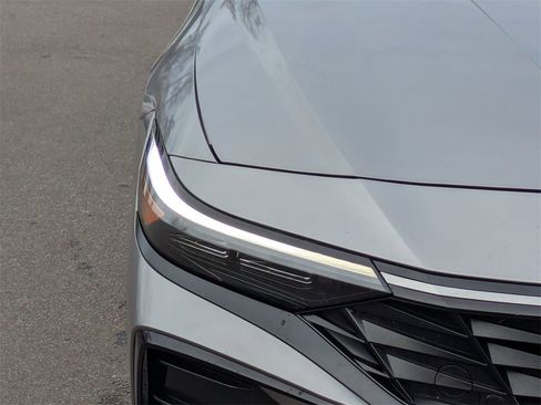 Certified 2025 Hyundai Elantra Limited image 9