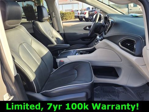 Used 2023 Chrysler Pacifica Limited image 18