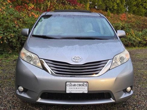 Used 2012 Toyota Sienna XLE w/ Premium Pkg image 10