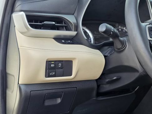 Used 2024 Toyota Highlander XLE FWD image 19