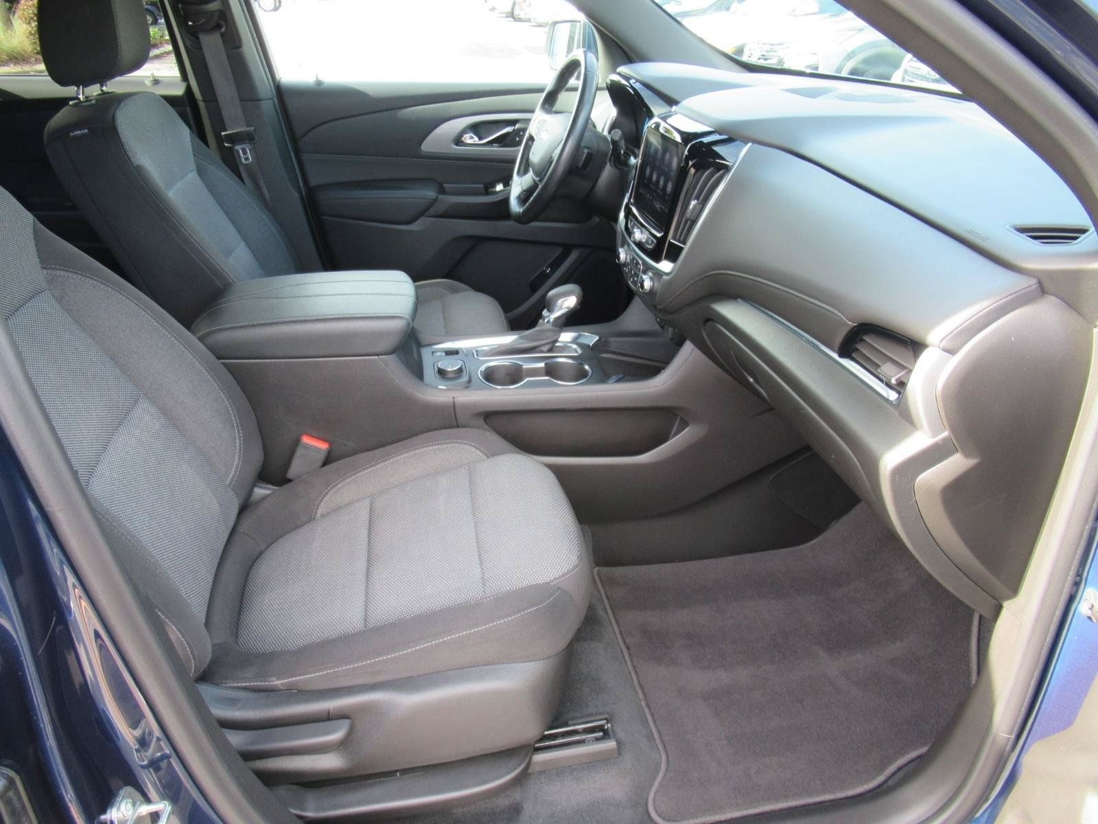 Used 2022 Chevrolet Traverse LT FWD image 11