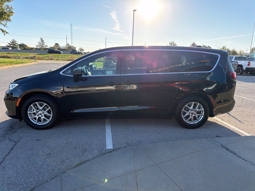 Used 2025 Chrysler Pacifica Select FWD image 6