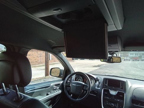 Used 2014 Chrysler Town & Country S image 7