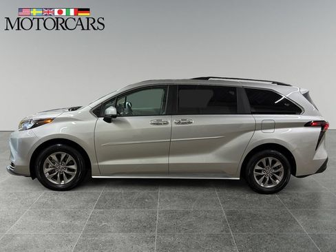 Used 2024 Toyota Sienna XLE w/ XLE Plus Package FWD image 6