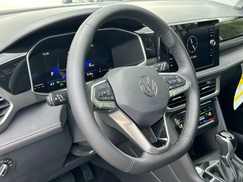 New 2026 Volkswagen Taos SE FWD image 17