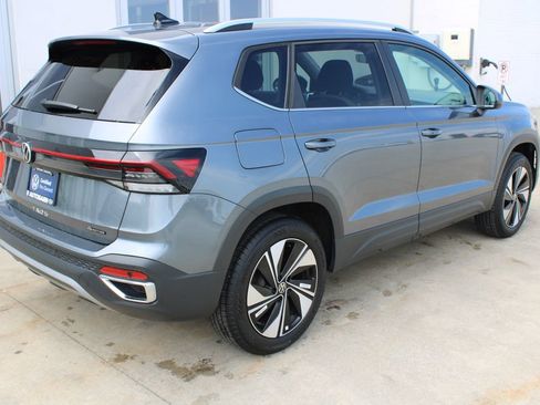 Certified 2025 Volkswagen Taos SE AWD/4WD image 6