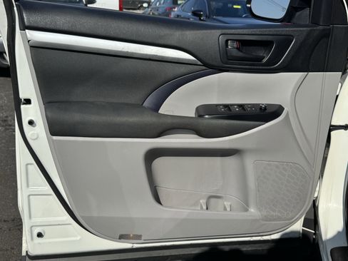 Used 2019 Toyota Highlander LE image 23