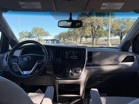 Used 2017 Toyota Sienna LE image 18