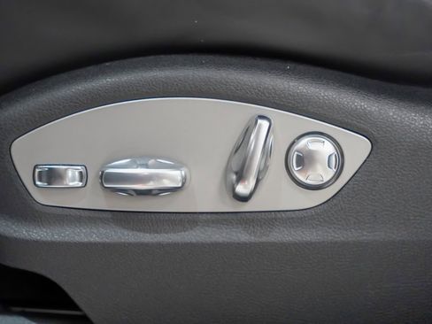 Certified 2025 Porsche Macan image 24