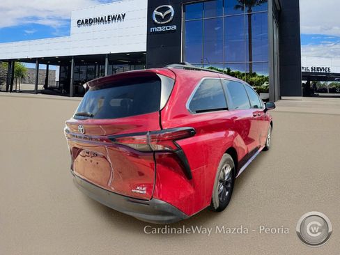 Used 2021 Toyota Sienna XLE w/ XLE Plus Package FWD image 4