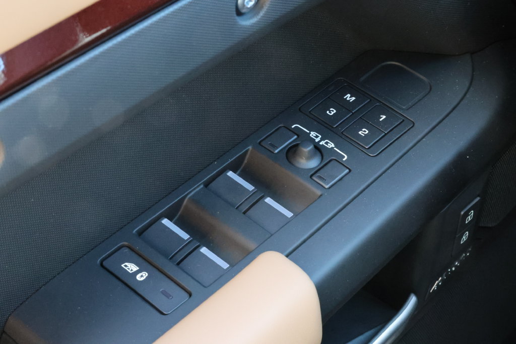 New 2026 Land Rover Defender 130 X-Dynamic SE AWD/4WD image 19