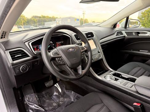 Used 2019 Ford Fusion SE FWD image 14