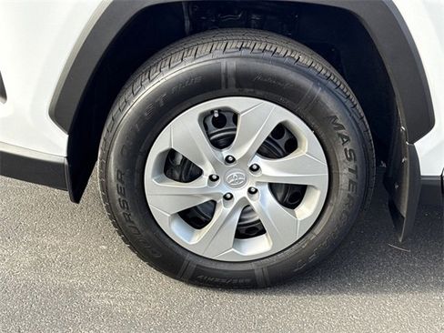 Used 2021 Toyota RAV4 LE image 10