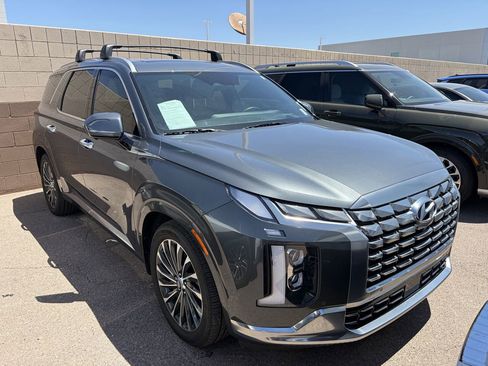 Used 2023 Hyundai Palisade Calligraphy FWD image 2