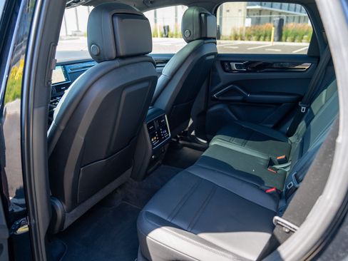 Certified 2023 Porsche Cayenne AWD/4WD image 22