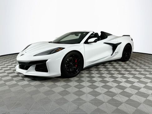 Used 2025 Chevrolet Corvette Z06 RWD image 3