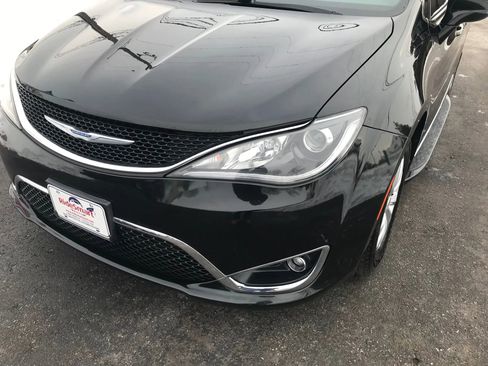 Used 2018 Chrysler Pacifica Touring-L image 57