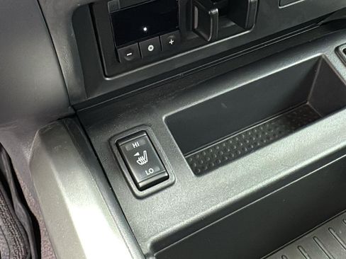 Used 2022 Nissan Titan SV w/ SV Convenience Package image 21