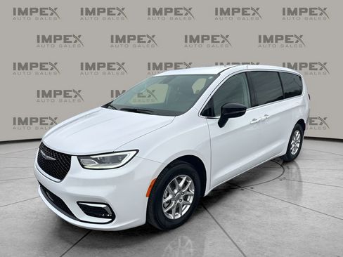 Used 2024 Chrysler Pacifica Touring-L image 1