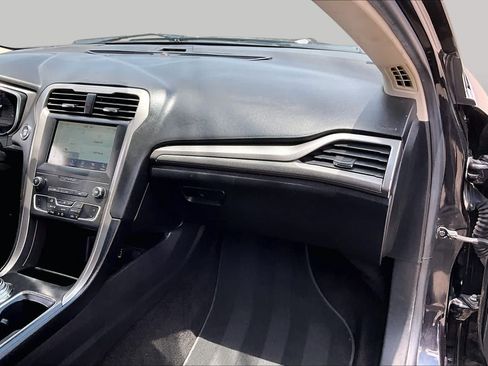 Used 2020 Ford Fusion SE FWD image 18