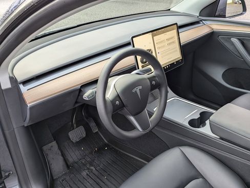 Used 2022 Tesla Model Y Long Range image 12