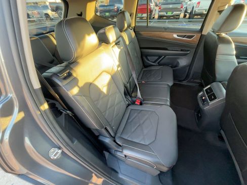 Used 2024 Volkswagen Atlas SE image 30