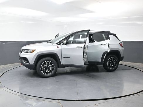 Used 2025 Jeep Compass Trailhawk AWD/4WD image 59