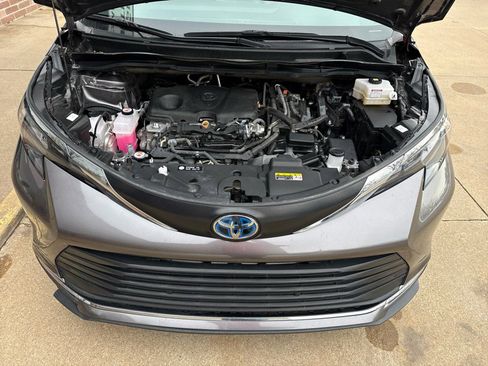 Used 2024 Toyota Sienna XLE image 28