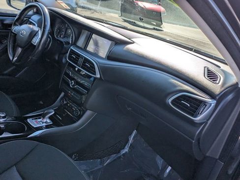 Used 2017 INFINITI QX30 image 6