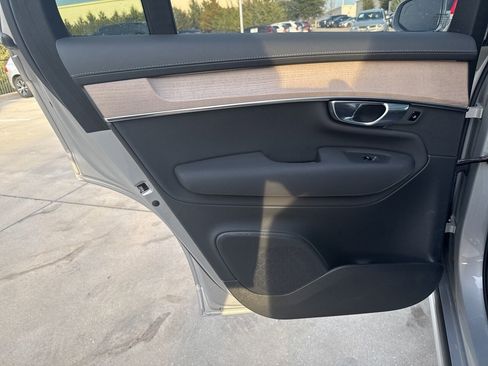 Used 2025 Volvo XC90 B6 Plus image 17