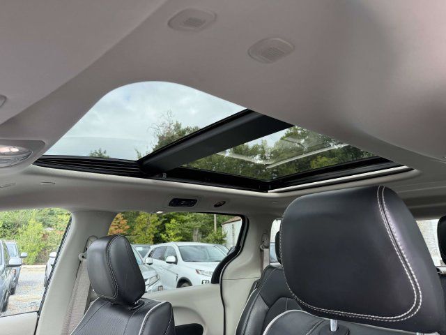 Used 2023 Chrysler Pacifica Limited FWD image 19