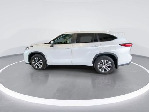 Used 2023 Toyota Highlander XLE AWD/4WD image 5