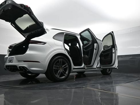 Certified 2025 Porsche Cayenne AWD/4WD image 26