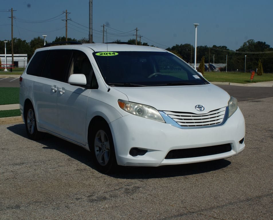 Used 2014 Toyota Sienna LE FWD image 2