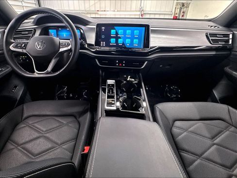 Used 2024 Volkswagen Atlas Cross Sport SE w/ Panoramic Sunroof Package FWD image 10