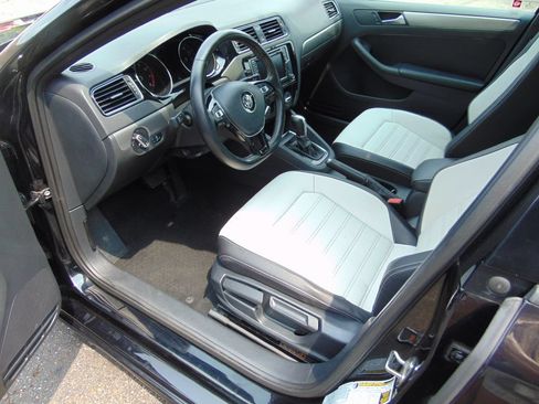 Used 2016 Volkswagen Jetta Sport FWD image 2