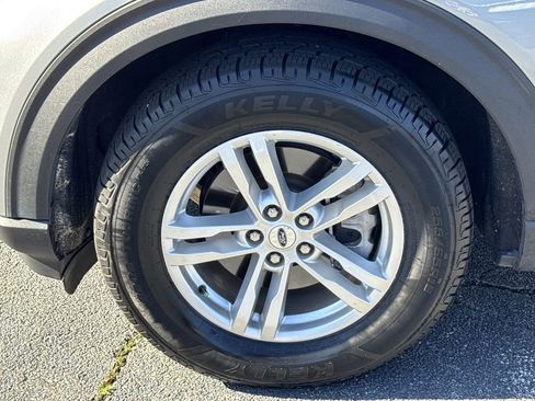 Used 2023 Ford Explorer XLT image 11