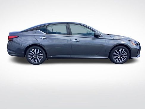 Used 2025 Nissan Altima 2.5 SV FWD image 10