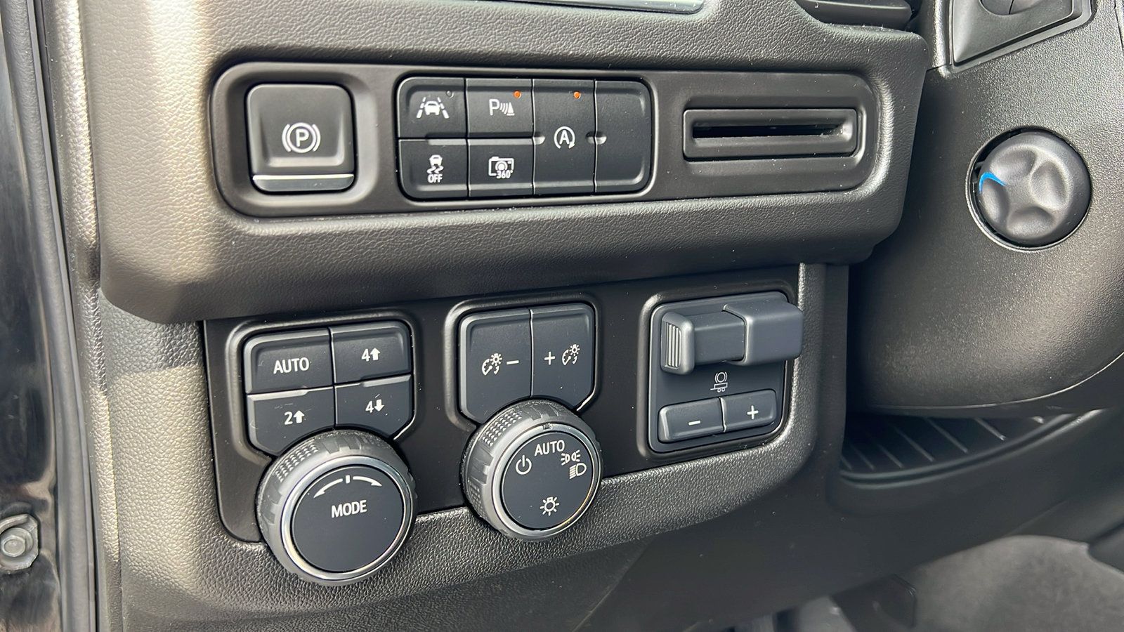 Used 2024 Chevrolet Suburban RST w/ Sport Performance Package AWD/4WD image 33