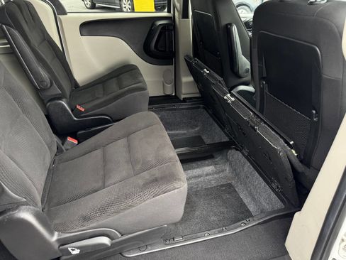 Used 2019 Dodge Grand Caravan SE w/ UConnect Hands-Free Group image 37