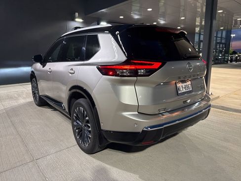 Used 2025 Nissan Rogue Platinum image 2