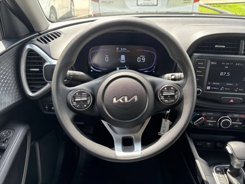 Used 2025 Kia Soul LX w/ LX Technology Package FWD image 25