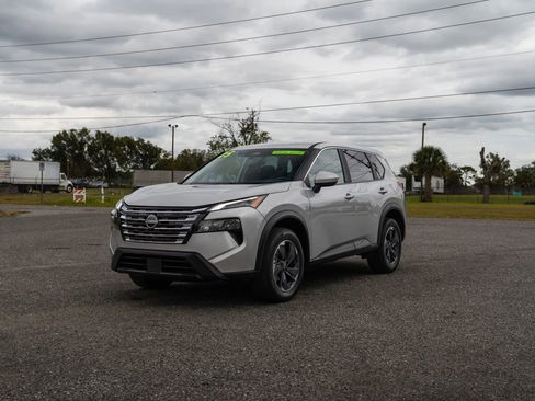 Used 2025 Nissan Rogue SV image 2