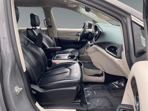 Used 2023 Chrysler Pacifica Touring-L FWD image 15