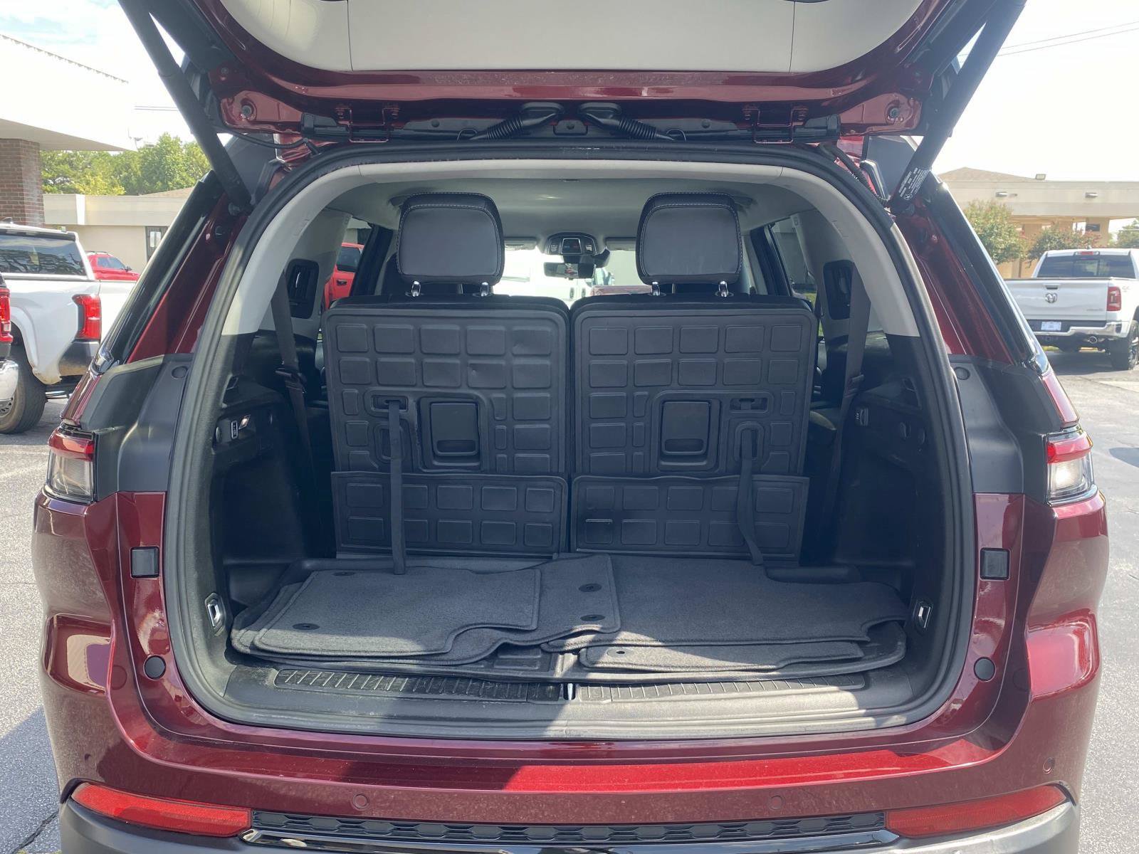 Used 2023 Jeep Grand Cherokee L Limited w/ Luxury Tech Group II RWD image 6