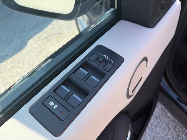 Used 2023 Land Rover Discovery S AWD/4WD image 11